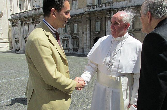 Profesor Alberto Lozano, Meksykanin mieszkający w Szczecinie spotkał się w Watykanie z papieżem Franciszkiem. Fot. Archiwum prywatne.