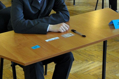 Na rynku funkcjonuje kilkaset uczelni i o wiele więcej kierunków studiów. Jak donosi Rzeczpospolita, niektóre z nich lepiej jednak omijać szerokim łukiem, a dzisiejsi maturzyści już wkrótce będą wybierać szkołę wyższą.
