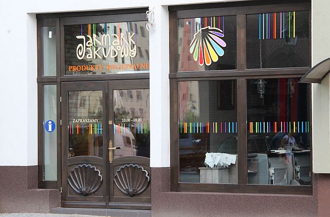 W piątek na przeciwko głównego wejścia do Bazyliki otwarto sklep o nazwie Jarmark Jakubowy. Fot. Piotr Kołodziejski [Radio Szczecin]