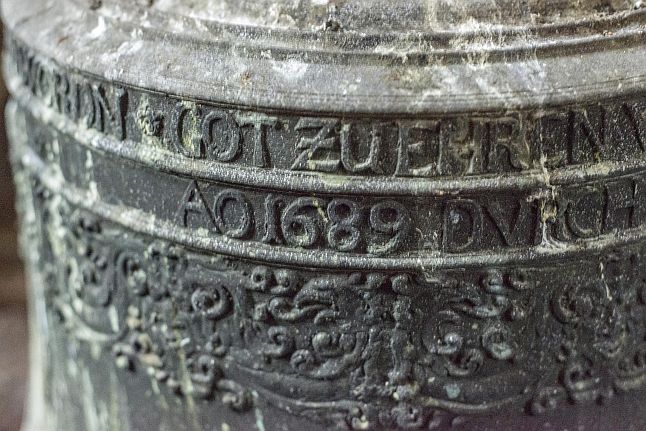 Zabytkowy, kilkusetletni dzwon odnaleziono w wieży kościoła w Policach. Przypadkowo znalazł go policyjny ekspert. Fot. dr Marek Łuczak