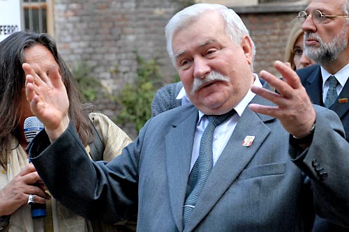 Kinowa biografia przywódcy Solidarności podbiła serca widzów. Od piątku w multipleksach można oglądać produkcję Wałęsa. Człowiek z nadziei w reżyserii Andrzeja Wajdy.