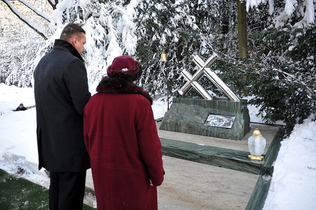 Minęło 20 lat. Szczecin uczcił ofiary z Heweliusza - fot. Łukasz Szełemej [Radio Szczecin] 20 lat temu zatonął Heweliusz. Szczecin pamięta [WIDEO, ZDJĘCIA]
