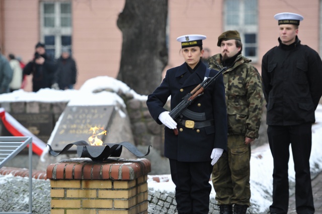 W poniedziałek, w 20. rocznicę katastrofy, pamięć ofiar uczcili mieszkańcy Świnoujścia. Ufundowali oni pamiątkową tablicę. W południe odsłonięto ją na pl. Rybaka. Fot. Łukasz Szełemej [Radio Szczecin] Ocalały z promu. "Potworna siła, nie było wyjścia" [ZDJĘCIA]