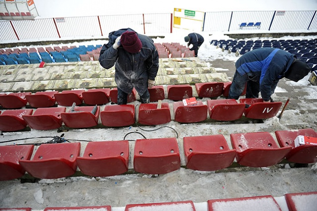 Mimo mrozu, przy Twardowskiego trwa montaż siedzisk. Fot. Łukasz Szełemej [Radio Szczecin] Na stadionie Pogoni trwa wymiana krzesełek [ZDJĘCIA]