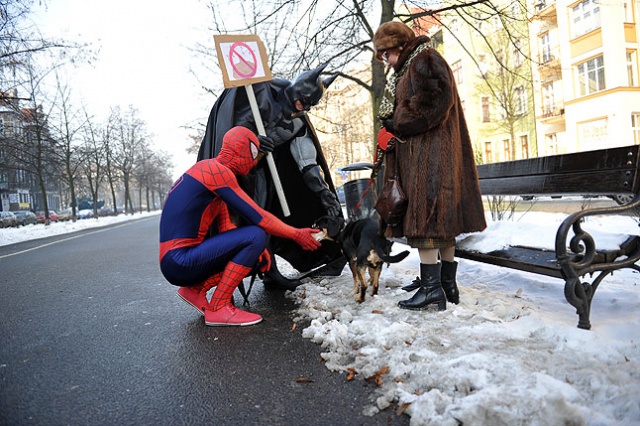 Superbohaterzy na tropie... Fot. Łukasz Szełemej [Radio Szczecin] Batman zaprowadza porządki w Szczecinie. Po psie trzeba sprzątać [ZDJĘCIA]