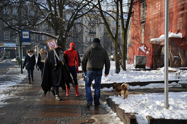 Superbohaterzy na tropie... Fot. Łukasz Szełemej [Radio Szczecin] Batman zaprowadza porządki w Szczecinie. Po psie trzeba sprzątać [ZDJĘCIA]