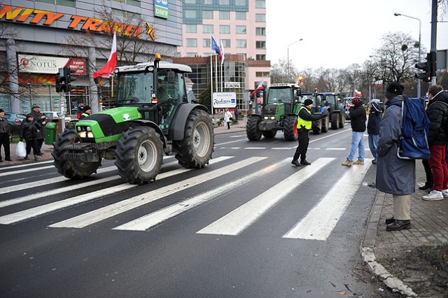 Ponad 40 ciągników blokuje ulice Szczecina. W piątek rolnicy znów pojawili się w centrum miasta. Tym razem jednak jadą inną trasą. Fot. Łukasz Szełemej [Radio Szczecin] Traktory znów wjechały do centrum Szczecina [ZDJĘCIA, NOWE]