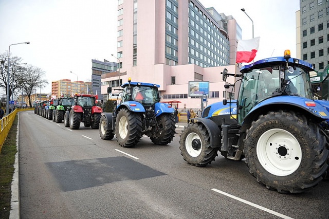 Ponad 40 ciągników blokuje ulice Szczecina. W piątek rolnicy znów pojawili się w centrum miasta. Tym razem jednak jadą inną trasą. Fot. Łukasz Szełemej [Radio Szczecin] Traktory znów wjechały do centrum Szczecina [ZDJĘCIA, NOWE]
