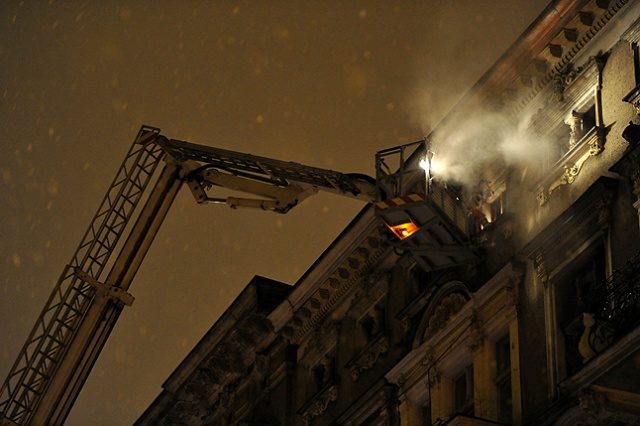 Jedna osoba zginęła w pożarze 3-piętrowego budynku na Obrońców Stalingradu 22. Fot. Łukasz Szełemej [Radio Szczecin] Tragiczny pożar w Szczecinie [WIDEO, ZDJĘCIA]