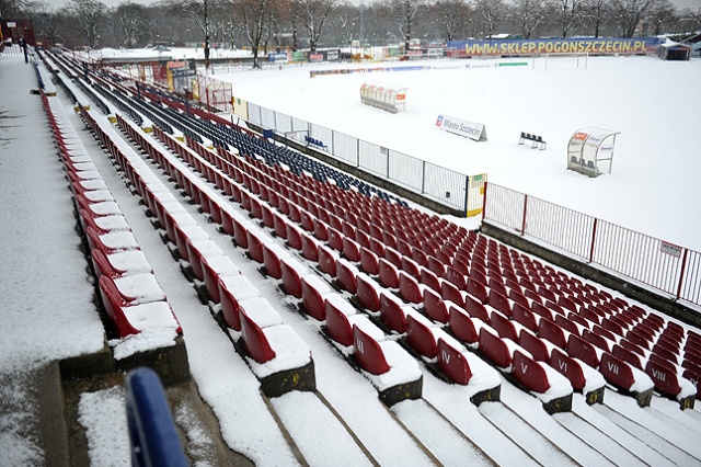 Krzesełka na stadionie w komplecie. Fot. Łukasz Szełemej [Radio Szczecin] Stadion prawie gotowy. Krzesełka w komplecie [ZDJĘCIA]