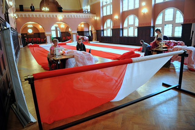 To będzie prawdopodobnie najdłuższa flaga w Polsce. W poniedziałek zaczęli szyć ją szczecinianie. Fot. Łukasz Szełemej [Radio Szczecin] Wielkie szycie w Szczecinie. Efekty zobaczymy w piątek [ZDJĘCIA]