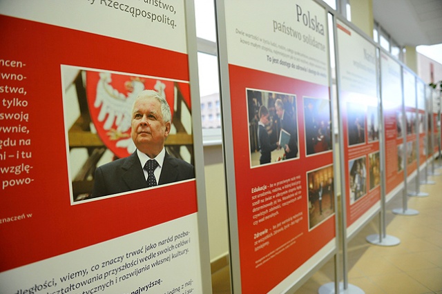 Wystawę 15 tablic dokumentujących życie prezydenta Lecha Kaczyńskiego otwarto dziś w Szczecinie. "Wystawa przybliża prawdziwego prezydenta" [ZDJĘCIA]
