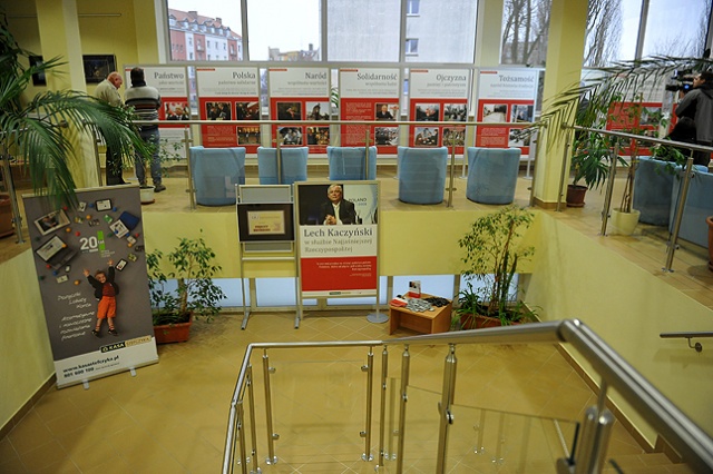 Wystawę 15 tablic dokumentujących życie prezydenta Lecha Kaczyńskiego otwarto dziś w Szczecinie. "Wystawa przybliża prawdziwego prezydenta" [ZDJĘCIA]