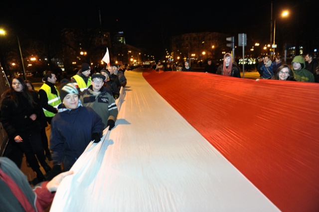 Podczas pochodu rozwinięto najdłuższą flagę Polski, ma ona ponad kilometr długości. Fot. Łukasz Szełemej [Radio Szczecin] Najdłuższa flaga w Polsce w hołdzie Żołnierzom Wyklętym [ZDJĘCIA, WIDEO]