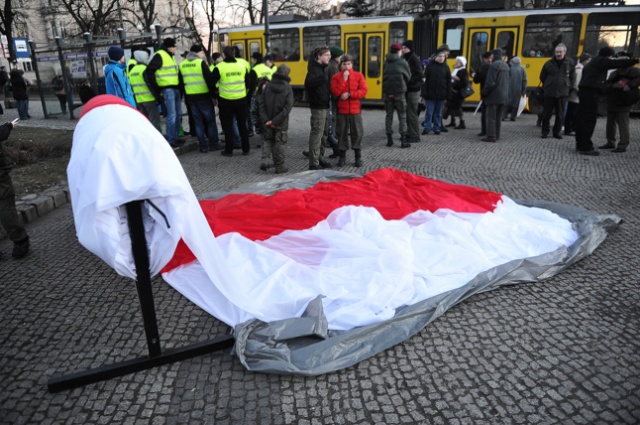 Podczas pochodu rozwinięto najdłuższą flagę Polski, ma ona ponad kilometr długości. Fot. Łukasz Szełemej [Radio Szczecin] Najdłuższa flaga w Polsce w hołdzie Żołnierzom Wyklętym [ZDJĘCIA, WIDEO]