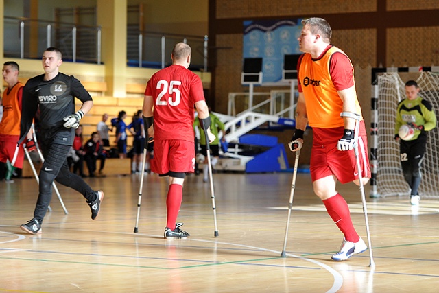 Najlepsi z najlepszych w piłce nożnej osób po amputacjach rozegrali dziś pokazowy mecz w trakcie corocznego międzynarodowego turnieju piłki kobiecej Pajo Cup! Fot. Łukasz Szełemej [Radio Szczecin] Mistrzowie ampfutbolu w Szczecinie [ZDJĘCIA]