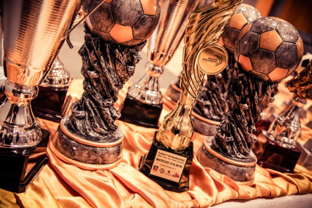 Najlepszym zawodnikiem ekstraklasy został piłkarz Pogoni - Przemysław Pietruszka, a w I lidze zwyciężył bramkarz Floty Świnoujście - Grzegorz Kasprzik. Fot. Paweł Płocharski [Radio Szczecin] Najlepsi piłkarze minionego sezonu wybrani [ZDJĘCIA, WIDEO]