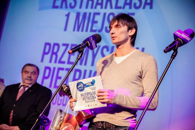 Najlepszym zawodnikiem ekstraklasy został piłkarz Pogoni - Przemysław Pietruszka, a w I lidze zwyciężył bramkarz Floty Świnoujście - Grzegorz Kasprzik. Fot. Paweł Płocharski [Radio Szczecin] Najlepsi piłkarze minionego sezonu wybrani [ZDJĘCIA, WIDEO]