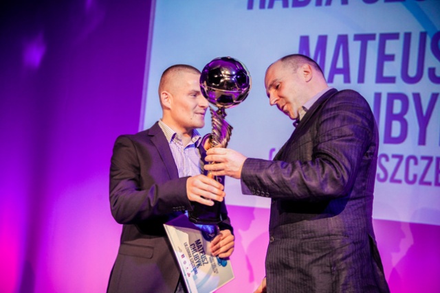 Najlepszym zawodnikiem ekstraklasy został piłkarz Pogoni - Przemysław Pietruszka, a w I lidze zwyciężył bramkarz Floty Świnoujście - Grzegorz Kasprzik. Fot. Paweł Płocharski [Radio Szczecin] Najlepsi piłkarze minionego sezonu wybrani [ZDJĘCIA, WIDEO]