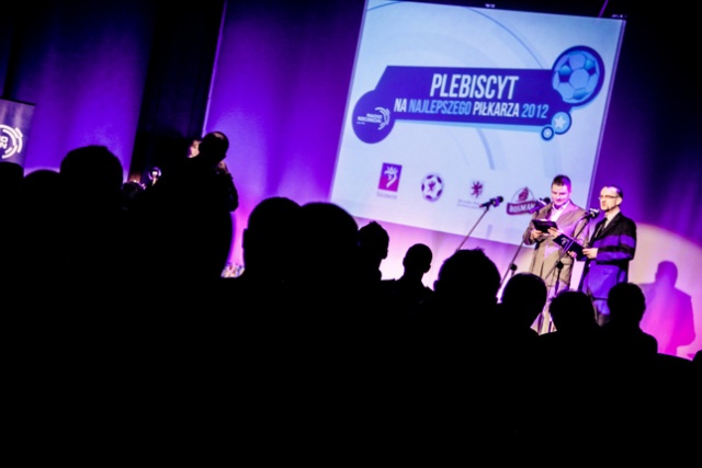 Najlepszym zawodnikiem ekstraklasy został piłkarz Pogoni - Przemysław Pietruszka, a w I lidze zwyciężył bramkarz Floty Świnoujście - Grzegorz Kasprzik. Fot. Paweł Płocharski [Radio Szczecin] Najlepsi piłkarze minionego sezonu wybrani [ZDJĘCIA, WIDEO]