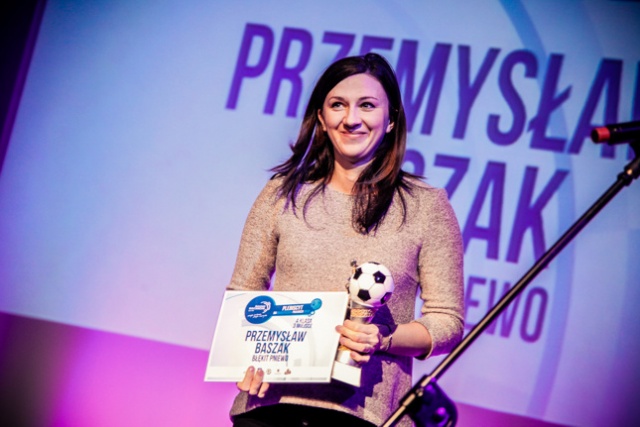 Najlepszym zawodnikiem ekstraklasy został piłkarz Pogoni - Przemysław Pietruszka, a w I lidze zwyciężył bramkarz Floty Świnoujście - Grzegorz Kasprzik. Fot. Paweł Płocharski [Radio Szczecin] Najlepsi piłkarze minionego sezonu wybrani [ZDJĘCIA, WIDEO]