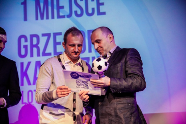 Najlepszym zawodnikiem ekstraklasy został piłkarz Pogoni - Przemysław Pietruszka, a w I lidze zwyciężył bramkarz Floty Świnoujście - Grzegorz Kasprzik. Fot. Paweł Płocharski [Radio Szczecin] Najlepsi piłkarze minionego sezonu wybrani [ZDJĘCIA, WIDEO]