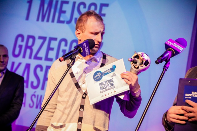 Najlepszym zawodnikiem ekstraklasy został piłkarz Pogoni - Przemysław Pietruszka, a w I lidze zwyciężył bramkarz Floty Świnoujście - Grzegorz Kasprzik. Fot. Paweł Płocharski [Radio Szczecin] Najlepsi piłkarze minionego sezonu wybrani [ZDJĘCIA, WIDEO]