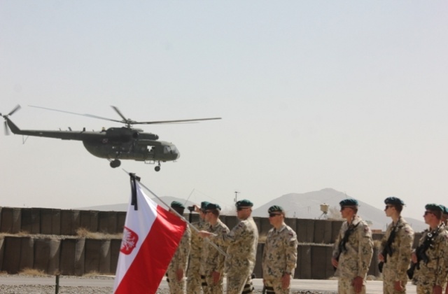 Polscy i amerykańscy żołnierze w Afganistanie z honorami pożegnali starszego szeregowego Pawła Ordyńskiego. Fot. PKW Afganistan. "Żegnaj Pawle, przyjacielu nasz, żołnierzu" [DUŻO ZDJĘĆ]