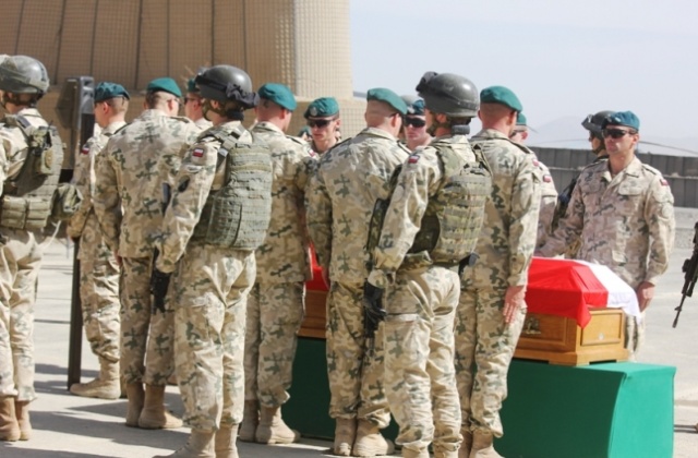 Polscy i amerykańscy żołnierze w Afganistanie z honorami pożegnali starszego szeregowego Pawła Ordyńskiego. Fot. PKW Afganistan. "Żegnaj Pawle, przyjacielu nasz, żołnierzu" [DUŻO ZDJĘĆ]