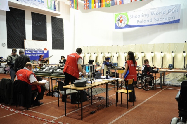 Ponad 130 zawodników z 22 krajów walczy o zwycięstwo w Pucharze Świata w strzelectwie sportowym osób niepełnosprawnych w Szczecinie. Fot. Łukasz Szełemej [Radio Szczecin] Strzały na stadionie [ZDJĘCIA]