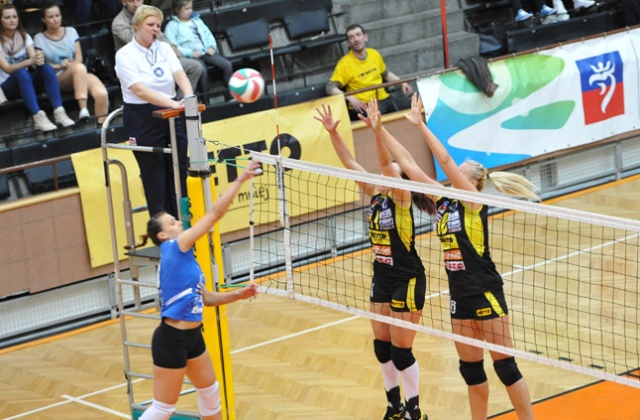 W ostatnim meczu szczecinianki uległy Zawiszy we własnej hali 0:3 w setach do 23, 16 i 21. Fot. Łukasz Szełemej [Radio Szczecin] Siatkarki Piasta przegrały [ZDJĘCIA]