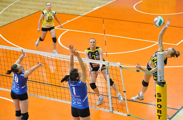 W ostatnim meczu szczecinianki uległy Zawiszy we własnej hali 0:3 w setach do 23, 16 i 21. Fot. Łukasz Szełemej [Radio Szczecin] Siatkarki Piasta przegrały [ZDJĘCIA]