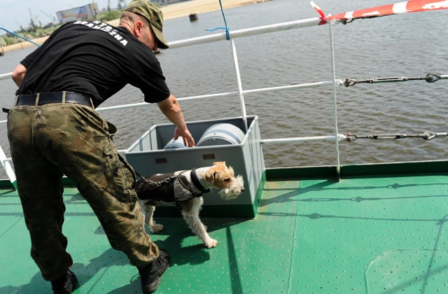 Fot. Łukasz Szełemej [Radio Szczecin] Bomba na statku! Marynarze skaczą do wody [ZDJĘCIA, WIDEO]