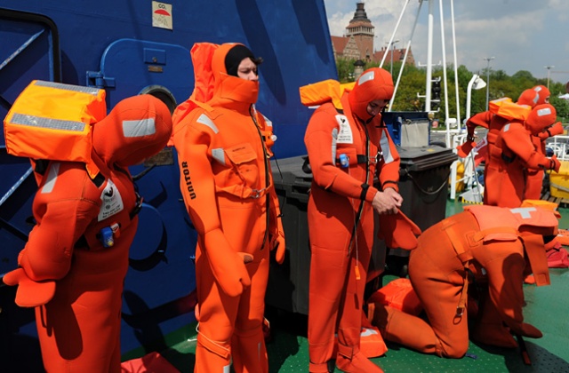 Fot. Łukasz Szełemej [Radio Szczecin] Bomba na statku! Marynarze skaczą do wody [ZDJĘCIA, WIDEO]