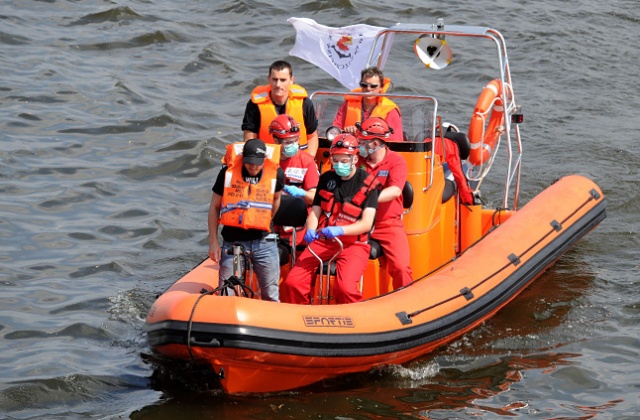 Fot. Łukasz Szełemej [Radio Szczecin] Bomba na statku! Marynarze skaczą do wody [ZDJĘCIA, WIDEO]