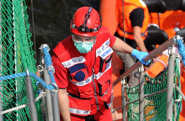 Fot. Łukasz Szełemej [Radio Szczecin] Bomba na statku! Marynarze skaczą do wody [ZDJĘCIA, WIDEO]