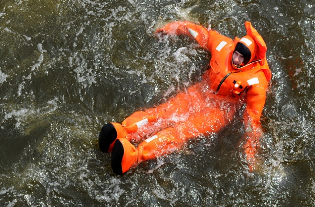 Fot. Łukasz Szełemej [Radio Szczecin] Bomba na statku! Marynarze skaczą do wody [ZDJĘCIA, WIDEO]