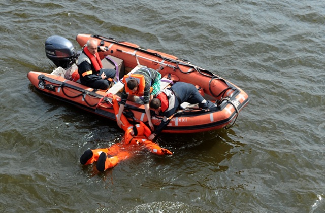 Fot. Łukasz Szełemej [Radio Szczecin] Bomba na statku! Marynarze skaczą do wody [ZDJĘCIA, WIDEO]
