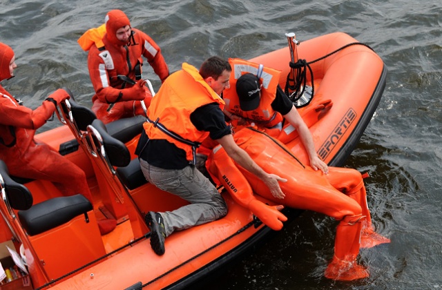 Fot. Łukasz Szełemej [Radio Szczecin] Bomba na statku! Marynarze skaczą do wody [ZDJĘCIA, WIDEO]