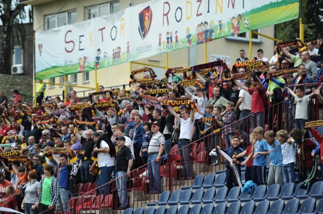 Piłkarze Pogoni Szczecin przegrali w sobotę z ostatnim w tabeli rozgrywek ekstraklasy GKS-em Bełchatów 0:1. Fot. Łukasz Szełemej [Radio Szczecin] Porażka Portowców. Są tuż "nad kreską" [ZDJĘCIA]