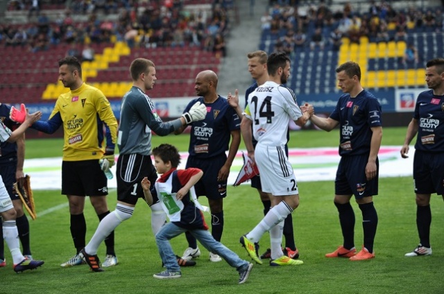 Piłkarze Pogoni Szczecin przegrali w sobotę z ostatnim w tabeli rozgrywek ekstraklasy GKS-em Bełchatów 0:1. Fot. Łukasz Szełemej [Radio Szczecin] Porażka Portowców. Są tuż "nad kreską" [ZDJĘCIA]