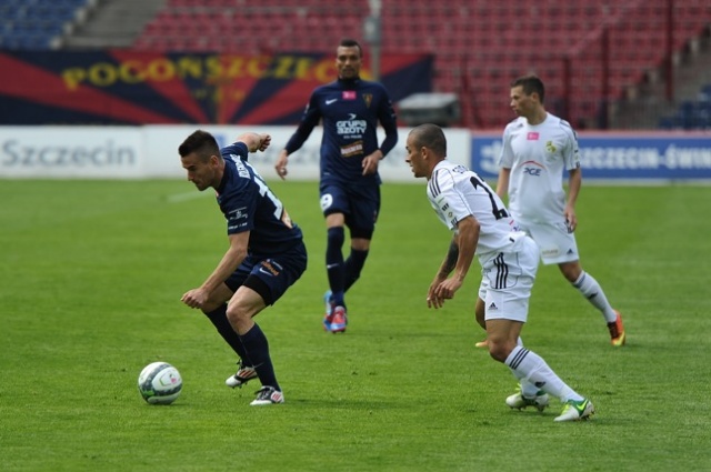 Piłkarze Pogoni Szczecin przegrali w sobotę z ostatnim w tabeli rozgrywek ekstraklasy GKS-em Bełchatów 0:1. Fot. Łukasz Szełemej [Radio Szczecin] Porażka Portowców. Są tuż "nad kreską" [ZDJĘCIA]