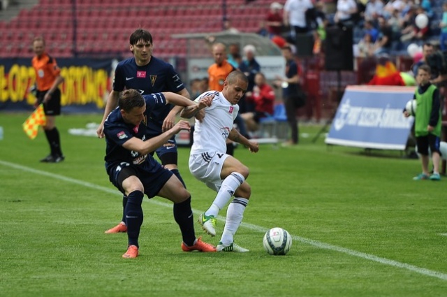 Piłkarze Pogoni Szczecin przegrali w sobotę z ostatnim w tabeli rozgrywek ekstraklasy GKS-em Bełchatów 0:1. Fot. Łukasz Szełemej [Radio Szczecin] Porażka Portowców. Są tuż "nad kreską" [ZDJĘCIA]