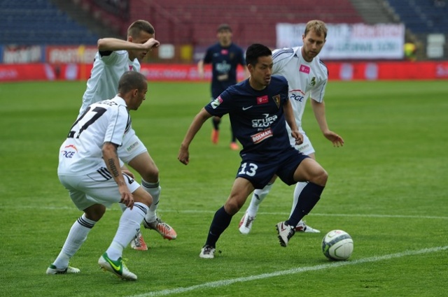 Piłkarze Pogoni Szczecin przegrali w sobotę z ostatnim w tabeli rozgrywek ekstraklasy GKS-em Bełchatów 0:1. Fot. Łukasz Szełemej [Radio Szczecin] Porażka Portowców. Są tuż "nad kreską" [ZDJĘCIA]