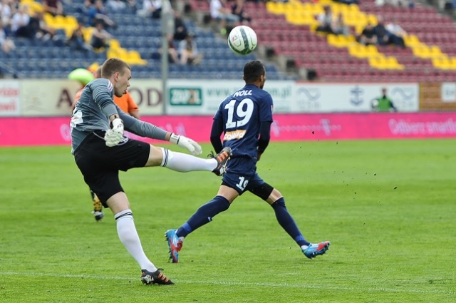 Piłkarze Pogoni Szczecin przegrali w sobotę z ostatnim w tabeli rozgrywek ekstraklasy GKS-em Bełchatów 0:1. Fot. Łukasz Szełemej [Radio Szczecin] Porażka Portowców. Są tuż "nad kreską" [ZDJĘCIA]