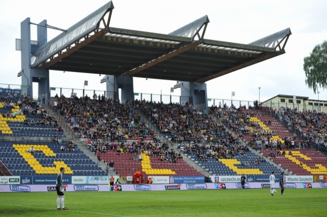 Piłkarze Pogoni Szczecin przegrali w sobotę z ostatnim w tabeli rozgrywek ekstraklasy GKS-em Bełchatów 0:1. Fot. Łukasz Szełemej [Radio Szczecin] Porażka Portowców. Są tuż "nad kreską" [ZDJĘCIA]