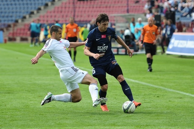 Piłkarze Pogoni Szczecin przegrali w sobotę z ostatnim w tabeli rozgrywek ekstraklasy GKS-em Bełchatów 0:1. Fot. Łukasz Szełemej [Radio Szczecin] Porażka Portowców. Są tuż "nad kreską" [ZDJĘCIA]