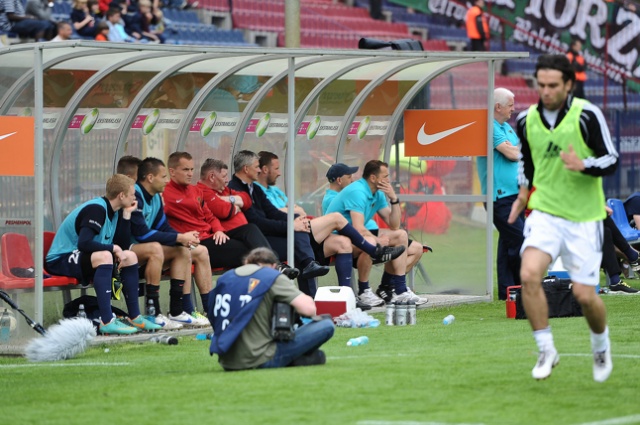 Piłkarze Pogoni Szczecin przegrali w sobotę z ostatnim w tabeli rozgrywek ekstraklasy GKS-em Bełchatów 0:1. Fot. Łukasz Szełemej [Radio Szczecin] Porażka Portowców. Są tuż "nad kreską" [ZDJĘCIA]