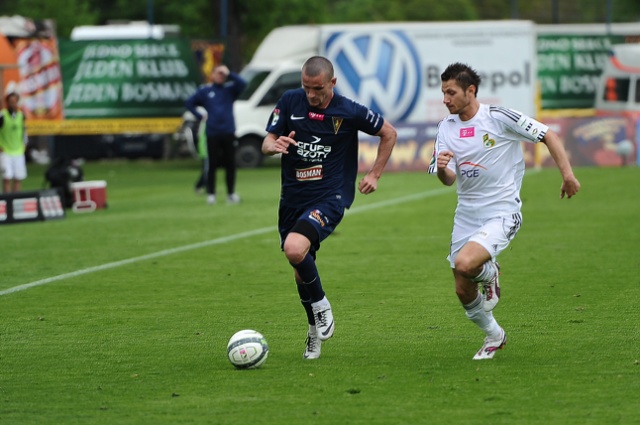 Piłkarze Pogoni Szczecin przegrali w sobotę z ostatnim w tabeli rozgrywek ekstraklasy GKS-em Bełchatów 0:1. Fot. Łukasz Szełemej [Radio Szczecin] Porażka Portowców. Są tuż "nad kreską" [ZDJĘCIA]