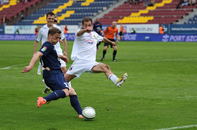 Piłkarze Pogoni Szczecin przegrali w sobotę z ostatnim w tabeli rozgrywek ekstraklasy GKS-em Bełchatów 0:1. Fot. Łukasz Szełemej [Radio Szczecin] Porażka Portowców. Są tuż "nad kreską" [ZDJĘCIA]